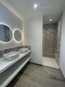 Salle de bain moderne double vasque Valence